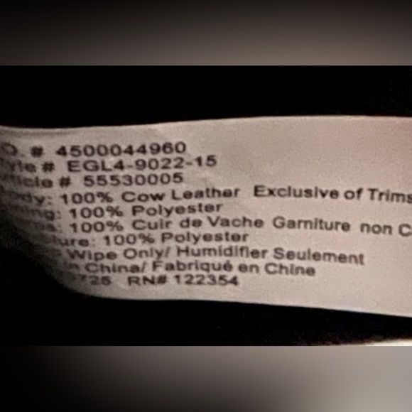 Aritzia auxiliary hulst zip wallet in white. - Picture 3 of 3